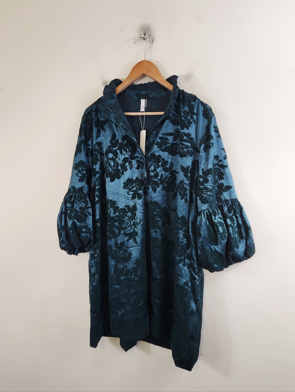 Glam Velvet Floral Dress - Picture 3 of 8